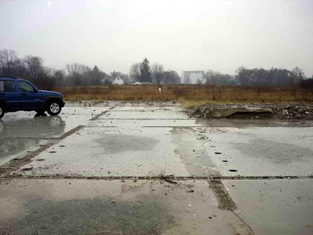 Show Boat Drive-In - 2006 Photo (newer photo)